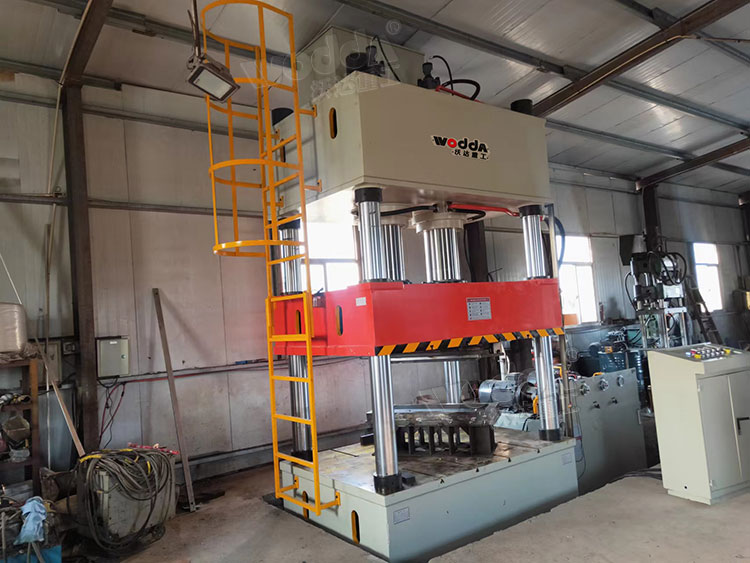 400噸(dūn)四柱液壓機 400噸(dūn)四柱液壓機