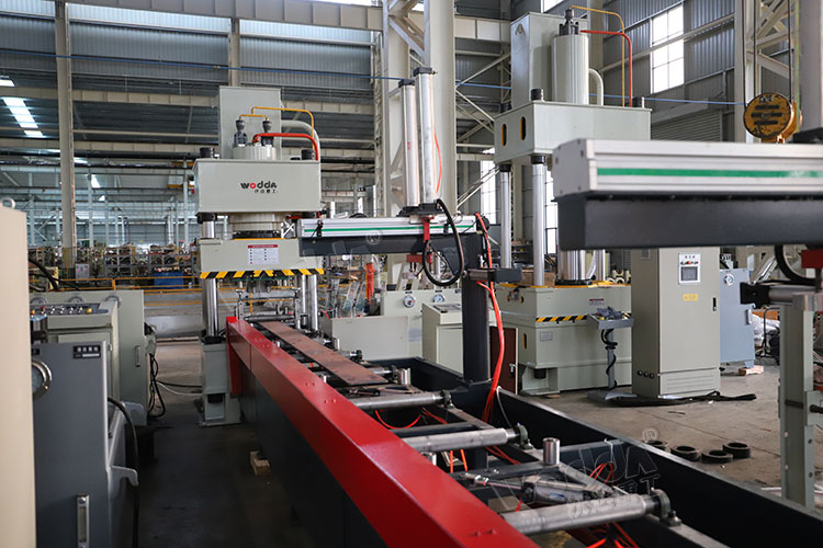 250噸錨(máo)杆托盤液(yè)壓機生産(chan)線 250噸錨杆(gan)托盤液壓(ya)機生産線(xiàn)