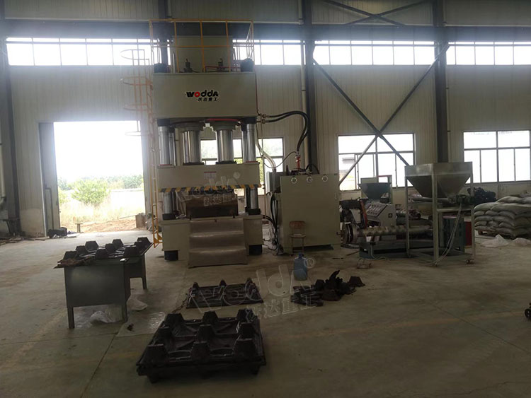 塑料托(tuo)盤模壓成型液(yè)壓機客戶車間(jiān)現場 塑料托盤(pán)模壓成型液壓(ya)機客戶車間現(xiàn)場