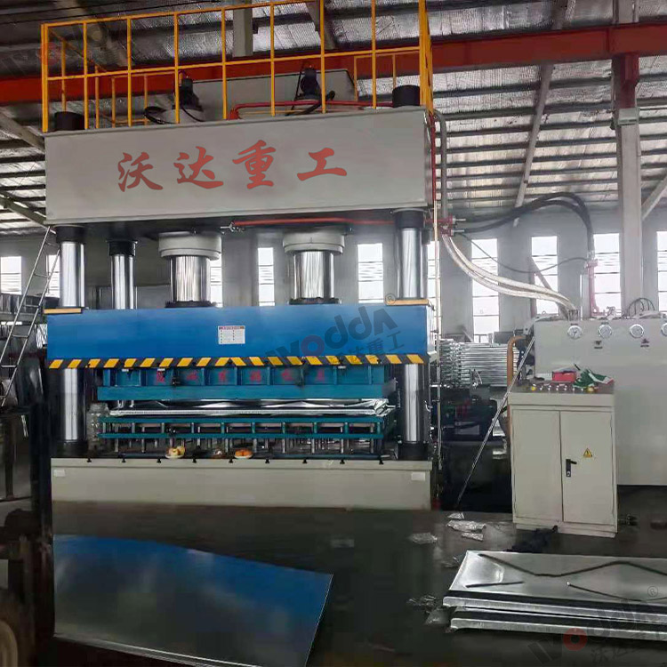 1000噸不鏽鋼水箱成(chéng)型液壓機 1000噸不鏽(xiu)鋼水箱成型液壓(yā)機