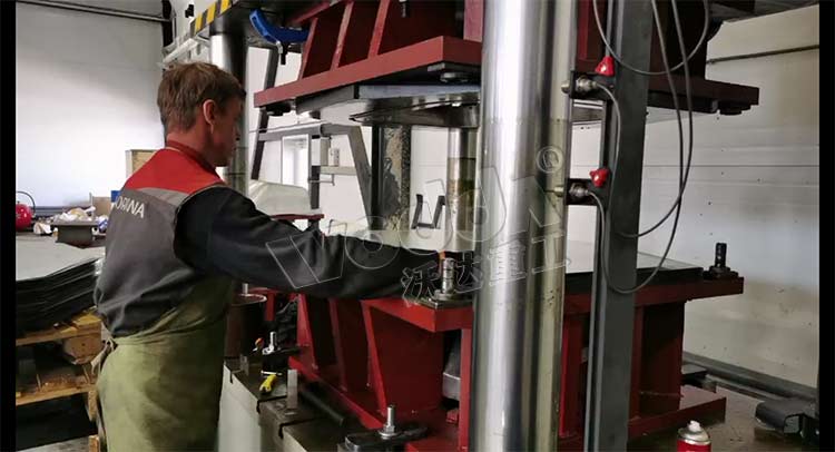 四柱液壓(yā)機拉伸灰鬥車(chē)成型 四柱液壓(ya)機拉伸灰鬥車(che)成型