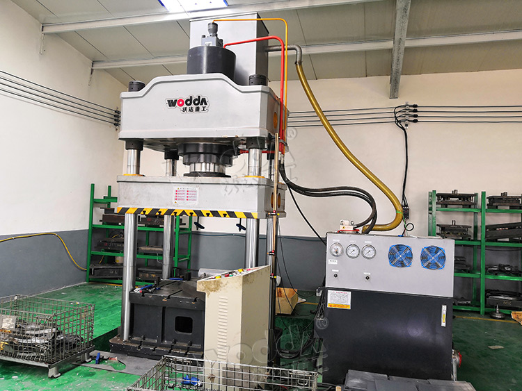 250噸(dūn)金屬薄闆(pan)拉伸機 250噸(dun)金屬薄闆(pǎn)拉伸機