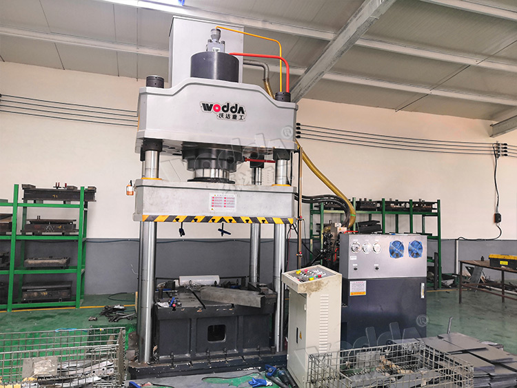 250噸(dun)四柱拉伸(shen)液壓機客(ke)戶車間 250噸(dūn)四柱拉伸(shēn)液壓機客(ke)戶車間