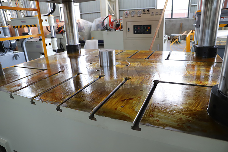 500噸液壓機帶(dài)頂出缸 500噸液壓(ya)機帶頂出缸