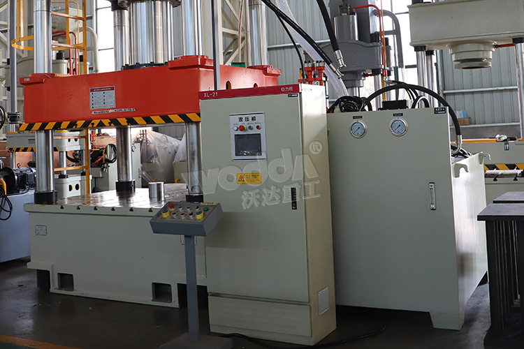 500噸液壓機(PLC動(dong)力櫃、移動控制(zhì)台) 500噸液壓機(PLC動(dòng)力櫃、移動控制(zhi)台)