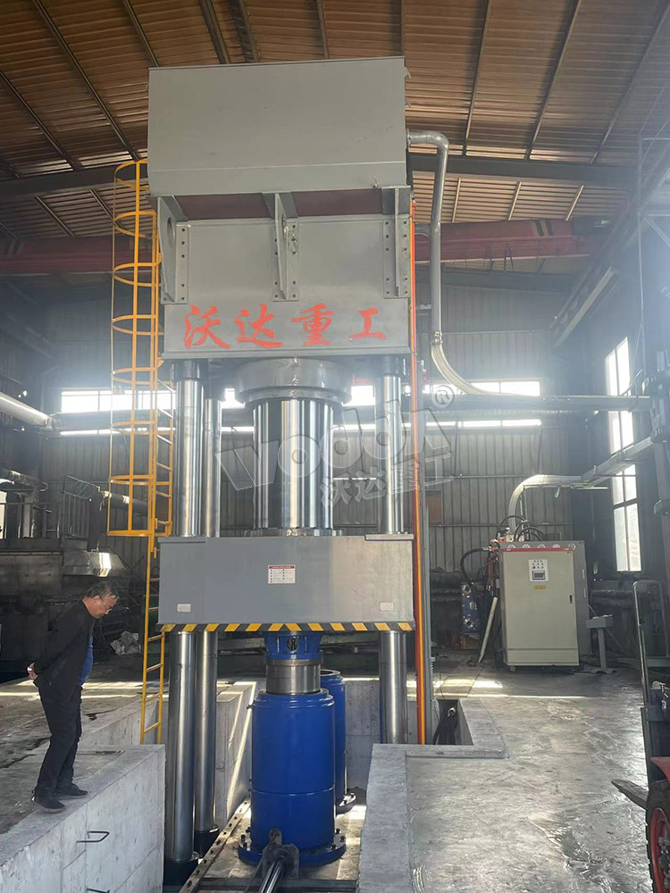 2000噸石(shí)墨坩埚成(chéng)型液壓機(jī)