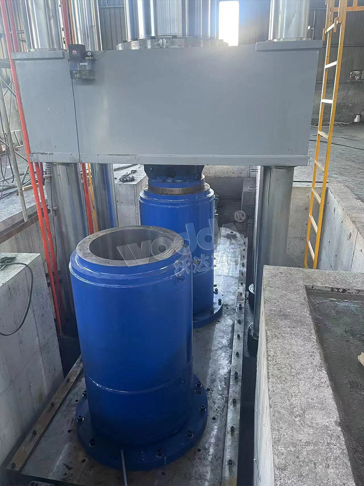 2000噸石墨坩(gan)埚成型液(ye)壓機價格(gé)