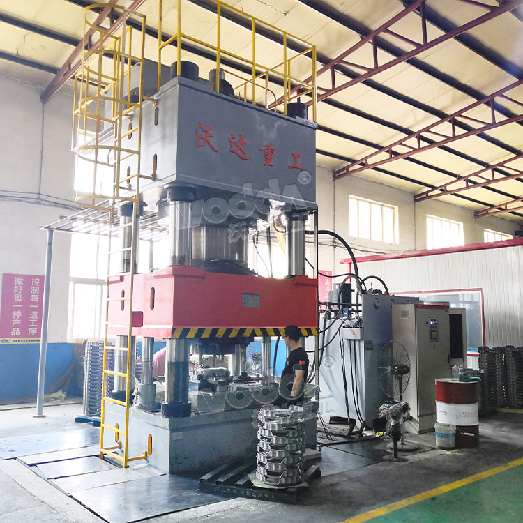 2000噸汽車(chē)離合器殼(ke)體拉伸液(ye)壓機現場(chǎng) 2000噸汽車離(li)合器殼體(tǐ)拉伸液壓(ya)機現場