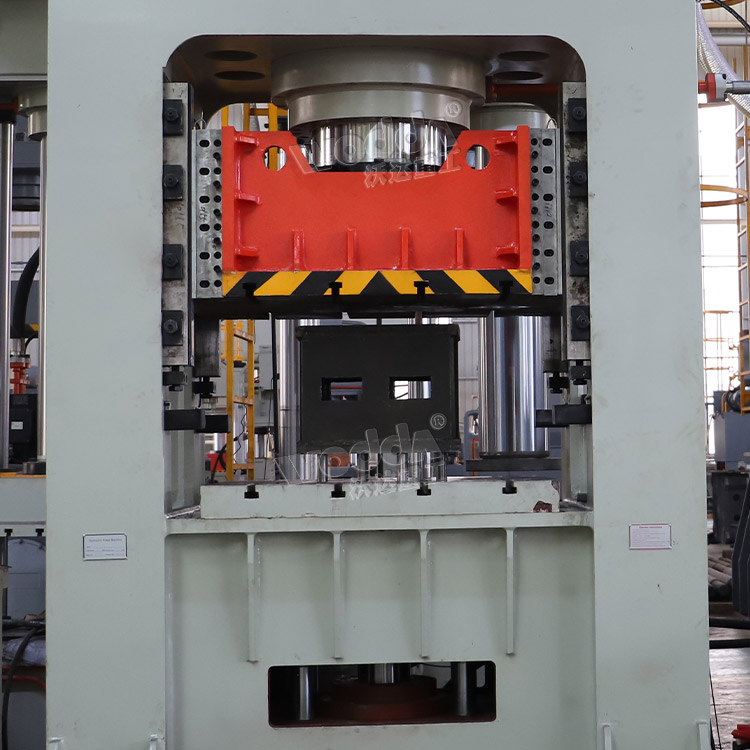 630T框架式液壓(ya)機機身(液壓(ya)墊) 630T框架式液(ye)壓機機身(液(yè)壓墊)