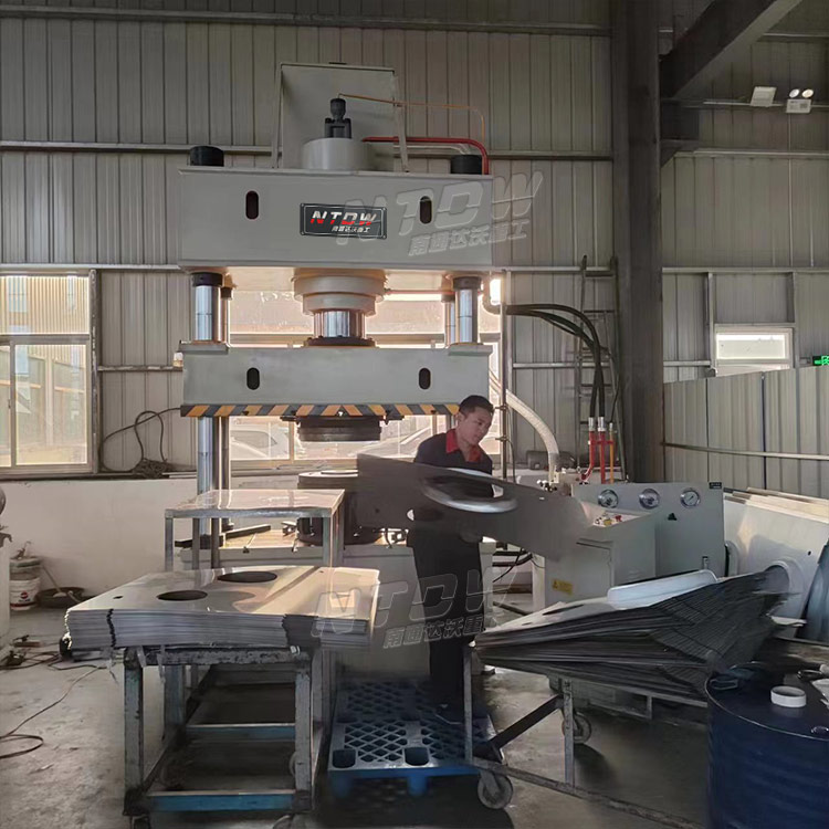 315噸(dun)燃氣罩外(wài)殼拉伸四(sì)柱液壓機(ji) 315噸燃氣罩(zhao)外殼拉伸(shēn)四柱液壓(ya)機