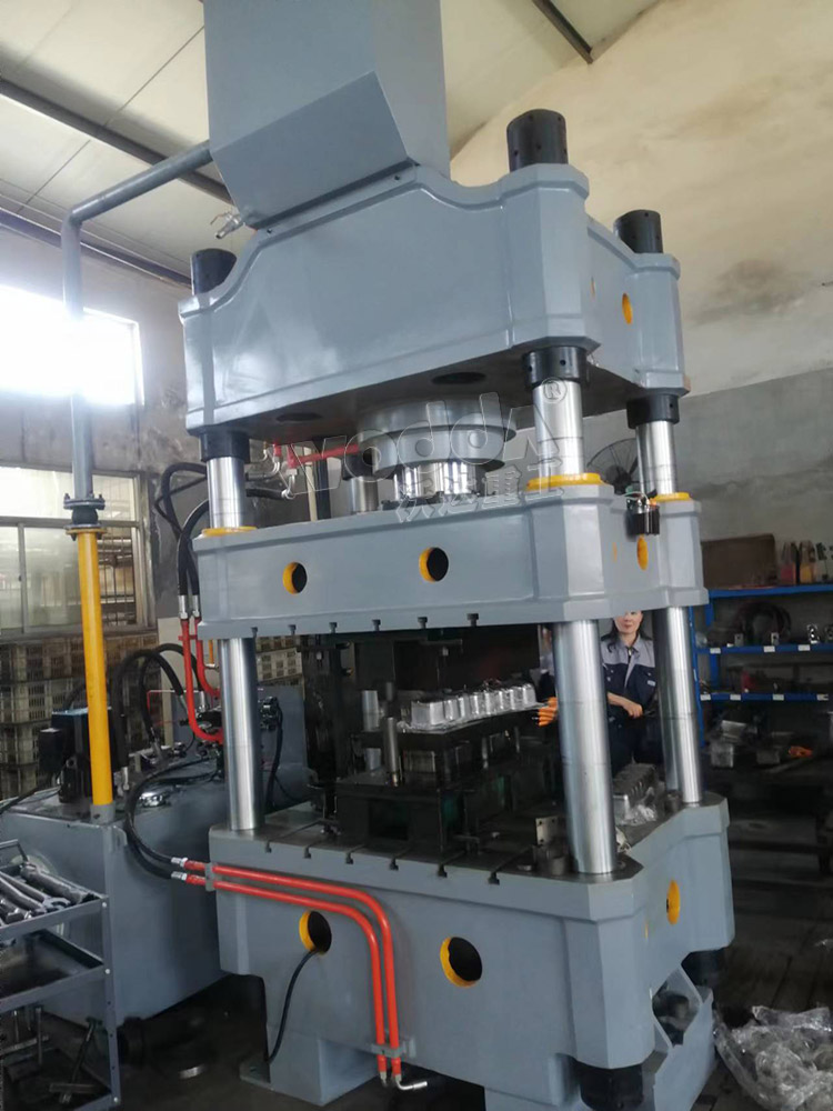 315噸四柱液(yè)壓機拉伸(shēn)柴油機護(hu)蓋 315噸四柱(zhu)液壓機拉(la)伸柴油機(jī)護蓋