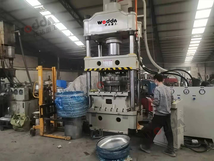 315噸汽車水(shuǐ)箱拉伸液壓機 315噸(dūn)汽車水箱拉伸液(yè)壓機