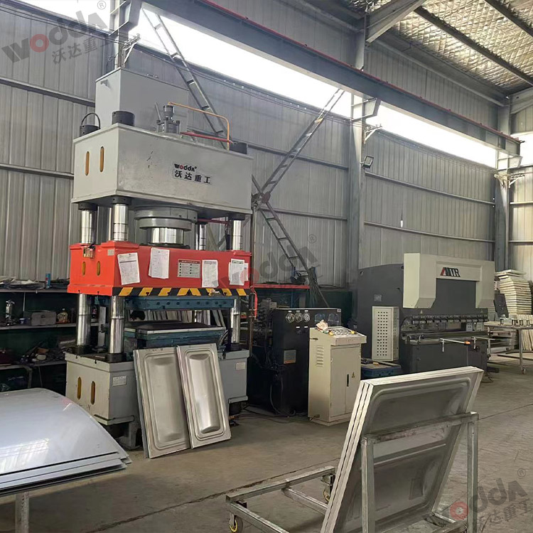 400噸不(bu)鏽鋼水箱闆(pan)液壓機 400噸不(bu)鏽鋼水箱闆(pǎn)液壓機