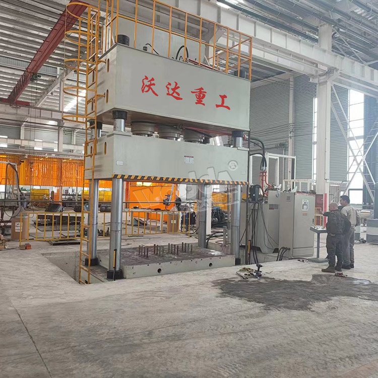 1000噸四(si)柱液壓機安(an)裝現場 1000噸四(sì)柱液壓機安(an)裝現場