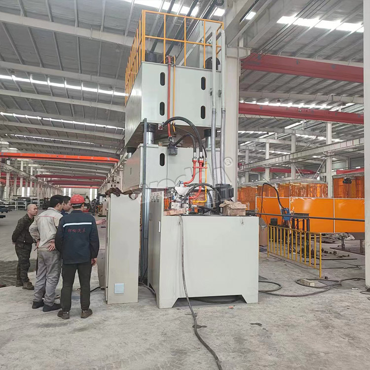 1000噸四(si)柱液壓機側(cè)面 1000噸四柱液(ye)壓機側面