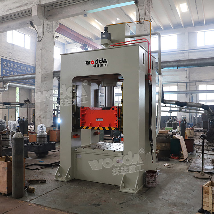 200噸(dun)框架式薄(bao)闆拉伸機(ji) 200噸框架式(shì)薄闆拉伸(shēn)機