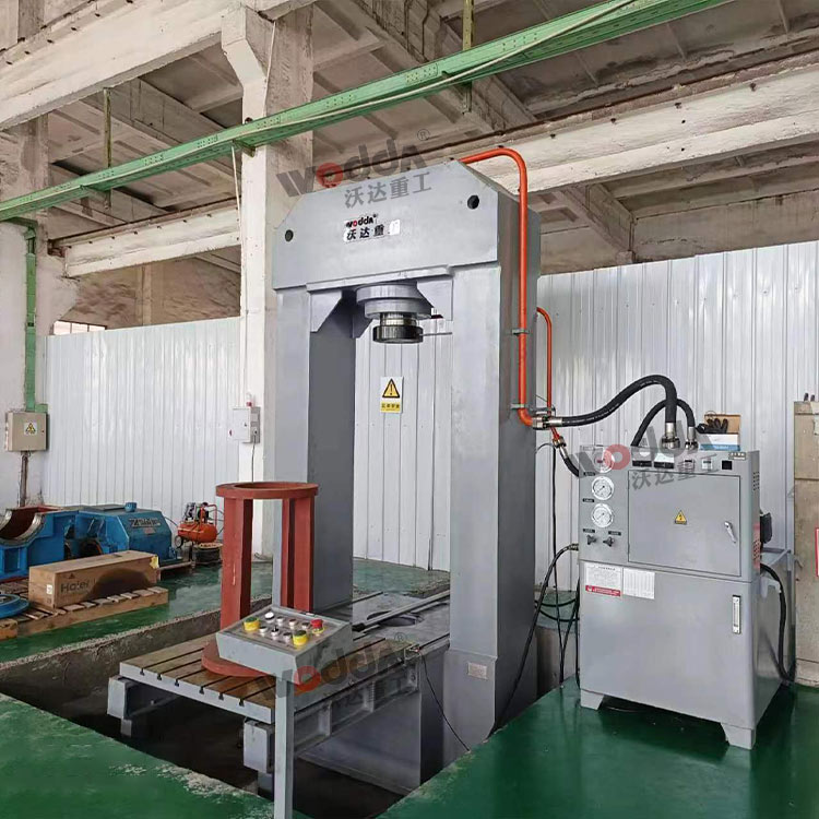 315噸龍門式(shì)電機軸承(cheng)壓裝液壓(yā)機客戶現(xian)場 315噸龍門(mén)式電機軸(zhou)承壓裝液(yè)壓機客戶(hu)現場