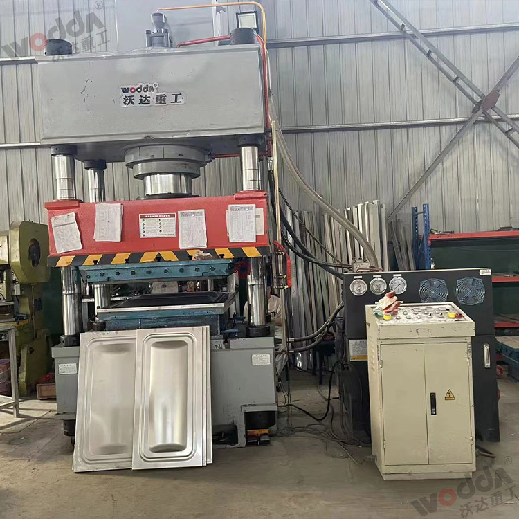 400噸巧(qiao)克力水箱(xiang)闆成型液(ye)壓機 400噸巧(qiao)克力水箱(xiang)闆成型液(ye)壓機