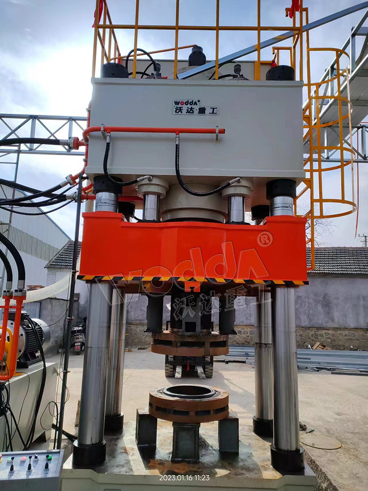 800噸封(fēng)頭拉伸液壓機(ji)客戶現場 800噸封(feng)頭拉伸液壓機(jī)客戶現場