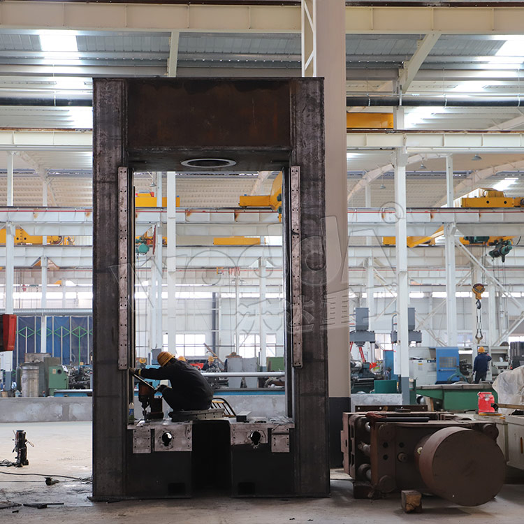 315噸框(kuàng)架壓力機(ji)車間加工(gōng)現場 315噸框(kuang)架壓力機(ji)車間加工(gong)現場