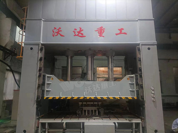 630噸(dūn)框架式液(yè)壓機 630噸框(kuàng)架式液壓(yā)機