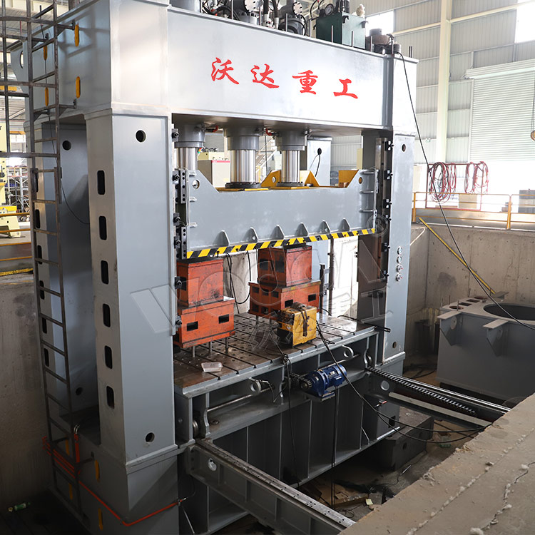 630噸(dūn)框架式液壓(ya)機車間實拍(pai)圖