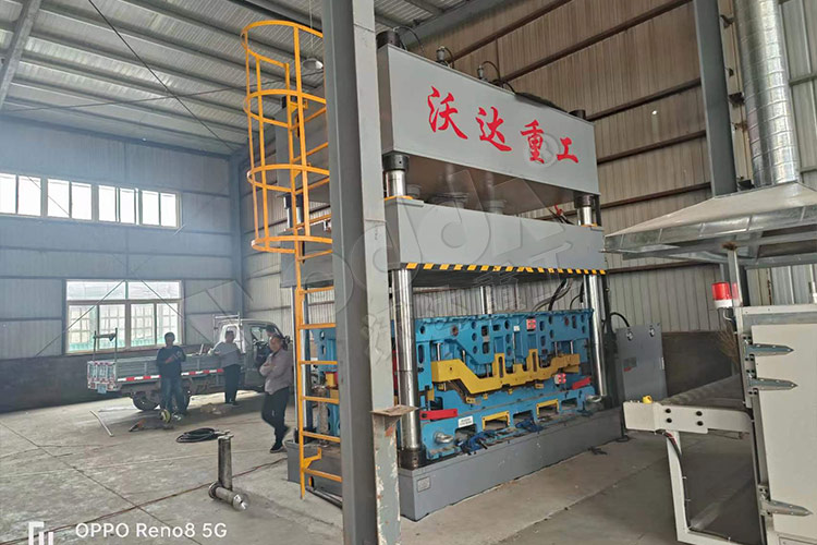 315噸汽車(che)内飾件液(yè)壓機客戶(hu)現場 315噸汽(qi)車内飾件(jiàn)液壓機客(kè)戶現場