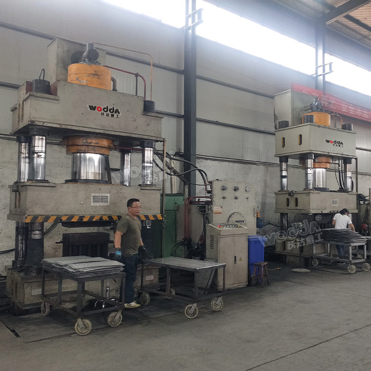 不鏽鋼地(dì)溝蓋闆成型(xíng)液壓機客戶(hu)現場 不鏽鋼(gāng)地溝蓋闆成(cheng)型液壓機客(ke)戶現場