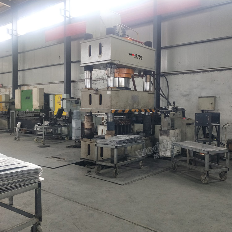 不鏽鋼(gang)地溝蓋闆拉(lā)伸液壓機 不(bu)鏽鋼地溝蓋(gai)闆拉伸液壓(ya)機