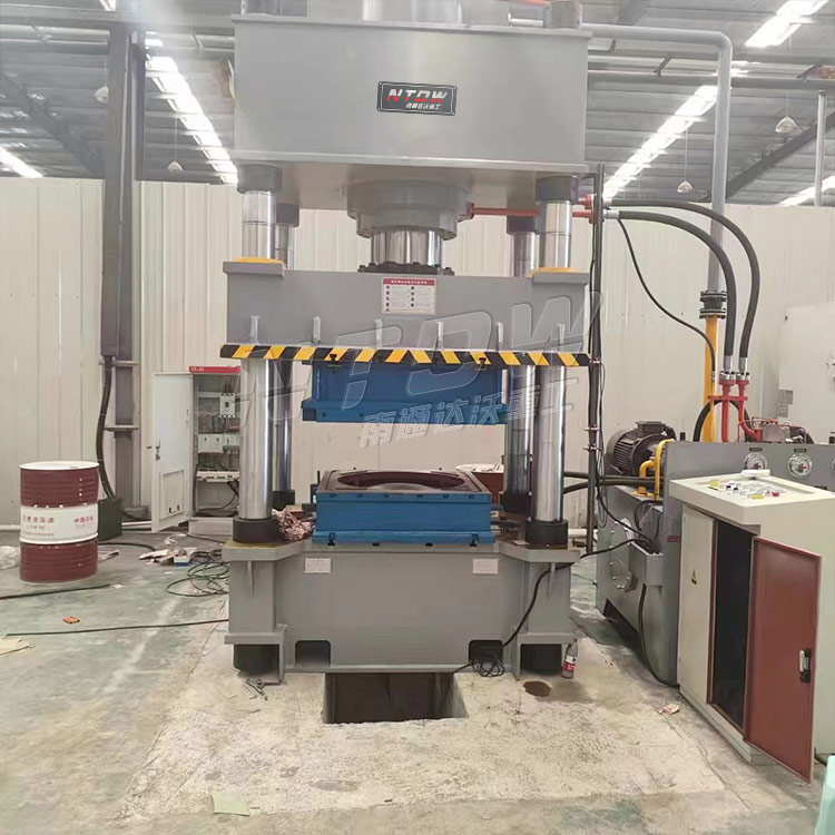 400噸不鏽(xiù)鋼水箱拉伸(shēn)液壓機