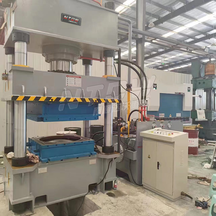 400噸四柱液壓(ya)機拉伸不鏽(xiù)鋼水箱闆現(xian)場