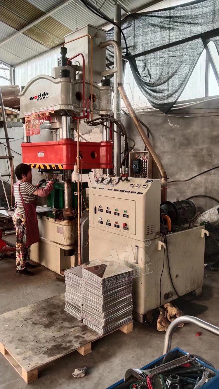 200噸(dun)不鏽鋼制(zhi)品拉伸液(ye)壓機客戶(hu)現場 200噸不(bú)鏽鋼制品(pin)拉伸液壓(ya)機客戶現(xian)場