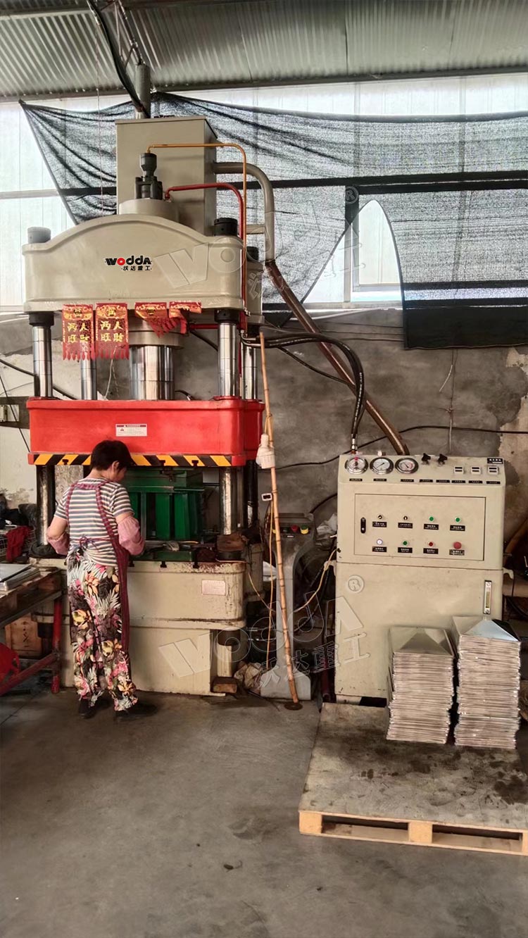 下(xia)頂缸式200噸(dun)拉伸機 下(xia)頂缸式200噸(dūn)拉伸機