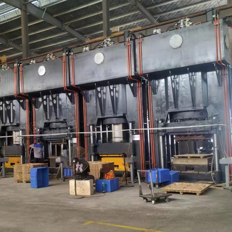 1800噸龍(lóng)門框式液(ye)壓機 1800噸龍(lóng)門框式液(ye)壓機