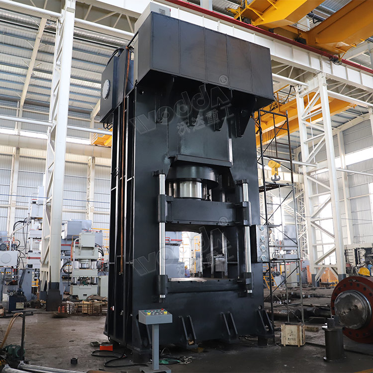 1800噸(dūn)框架式液壓機(jī)車間調試.jpg 1800噸框(kuang)架式液壓機車(che)間調試.jpg