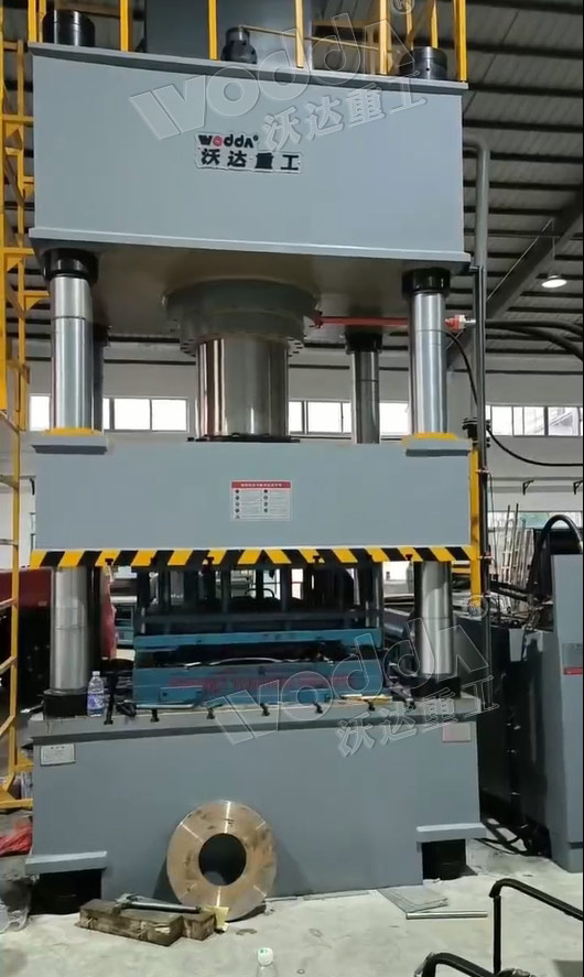 630噸(dun)不鏽鋼水(shui)箱闆拉伸(shēn)機 630噸不鏽(xiu)鋼水箱闆(pan)拉伸機