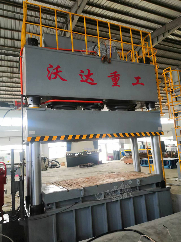 1250噸四柱(zhù)液壓機拉(la)伸不鏽鋼(gāng)水箱闆 1250噸(dūn)四柱液壓(yā)機拉伸不(bu)鏽鋼水箱(xiāng)闆