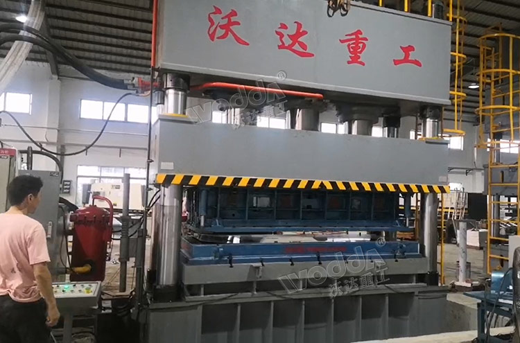 1250噸不鏽鋼(gāng)水箱闆拉(la)伸機客戶(hù)現場 1250噸不(bu)鏽鋼水箱(xiāng)闆拉伸機(jī)客戶現場(chang)