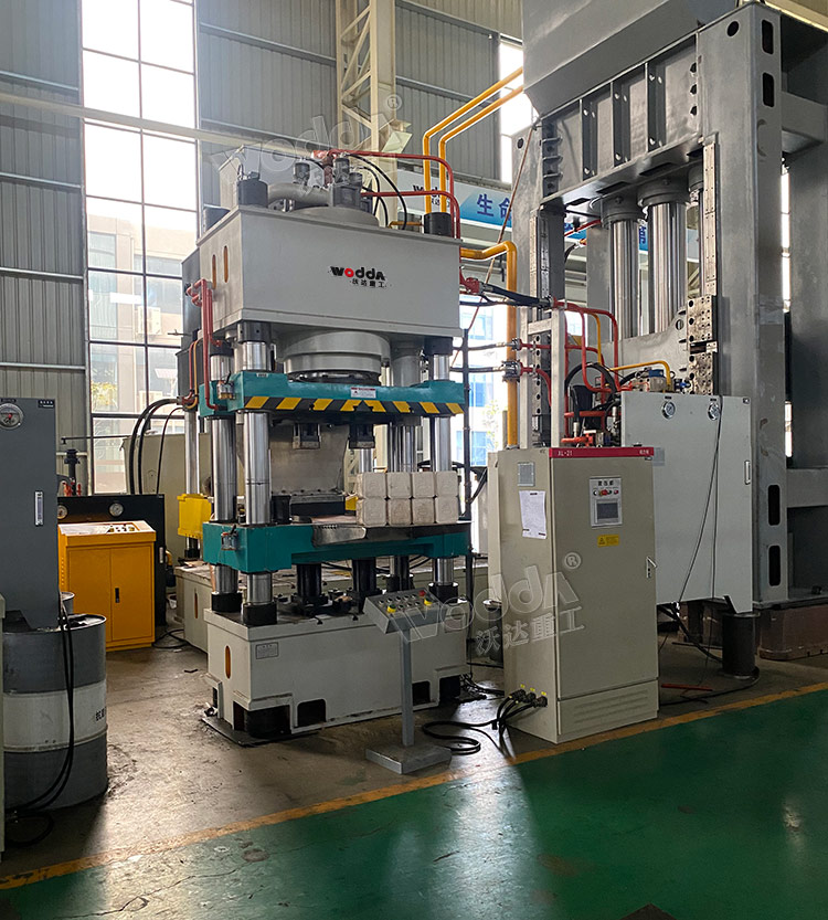 630噸牛羊舔磚液(ye)壓機 630噸牛羊舔磚(zhuan)液壓機