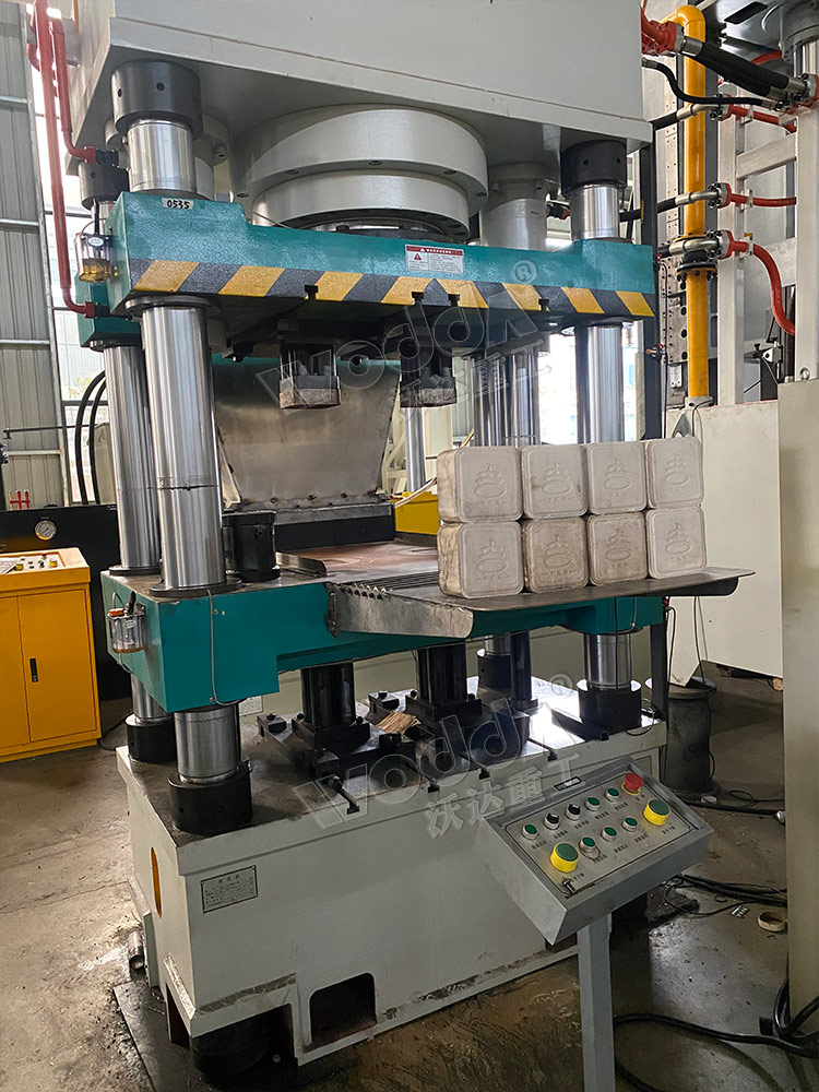 牛羊舔(tian)磚液壓機一模兩(liǎng)出 牛羊舔磚液壓(ya)機一模兩出