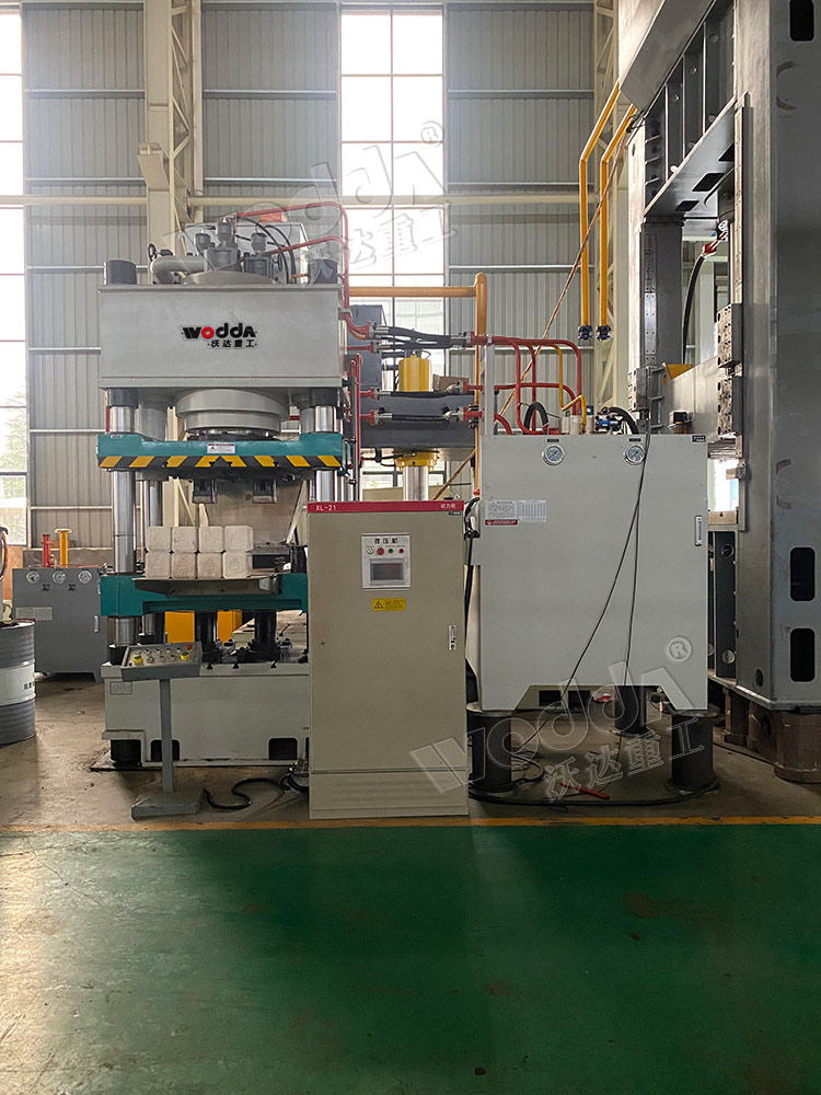 630噸(dūn)牛羊舔磚機 630噸牛(niu)羊舔磚機