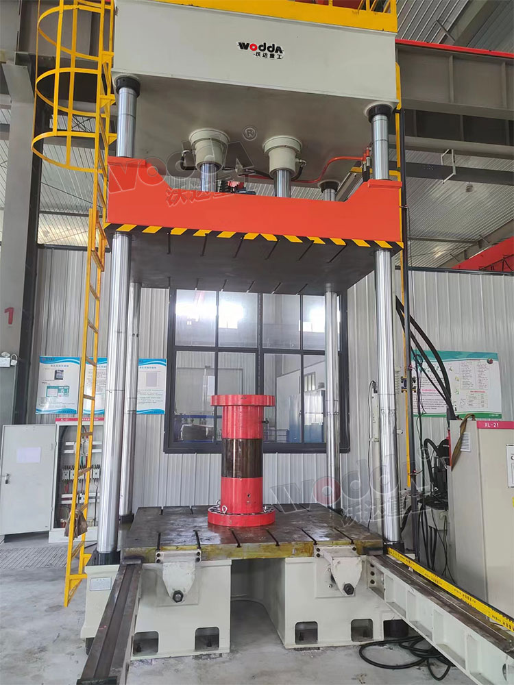 200噸三(sān)梁四柱液(ye)壓機試機(ji) 200噸三梁四(si)柱液壓機(ji)試機