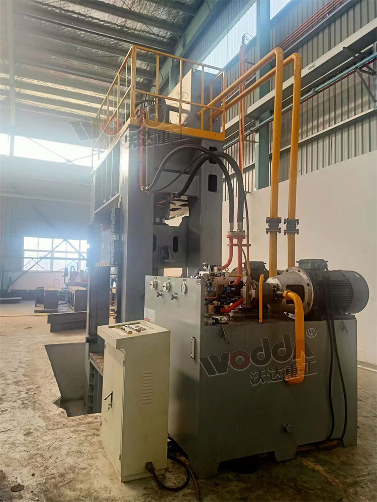 800噸框(kuang)架液壓機(jī)安裝完成(chéng) 800噸框架液(ye)壓機安裝(zhuāng)完成