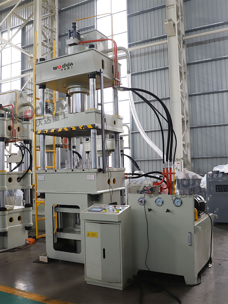 200噸四柱(zhù)液壓機車間展示(shì) 200噸四柱液壓機車(chē)間展示