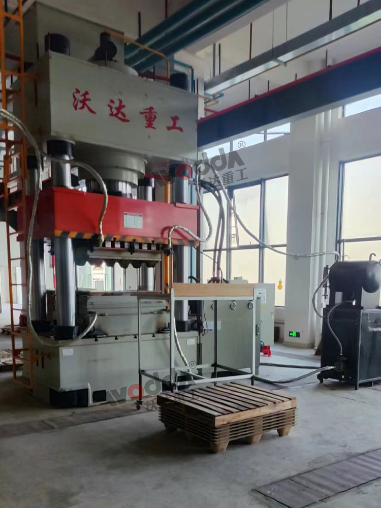 1000噸木屑托(tuō)盤液壓機(jī)客戶現場(chang) 1000噸木屑托(tuō)盤液壓機(ji)客戶現場(chǎng)