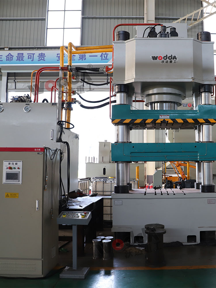 800噸牛(niu)羊舔磚液壓機車(che)間實拍圖 800噸牛羊(yang)舔磚液壓機車間(jian)實拍圖