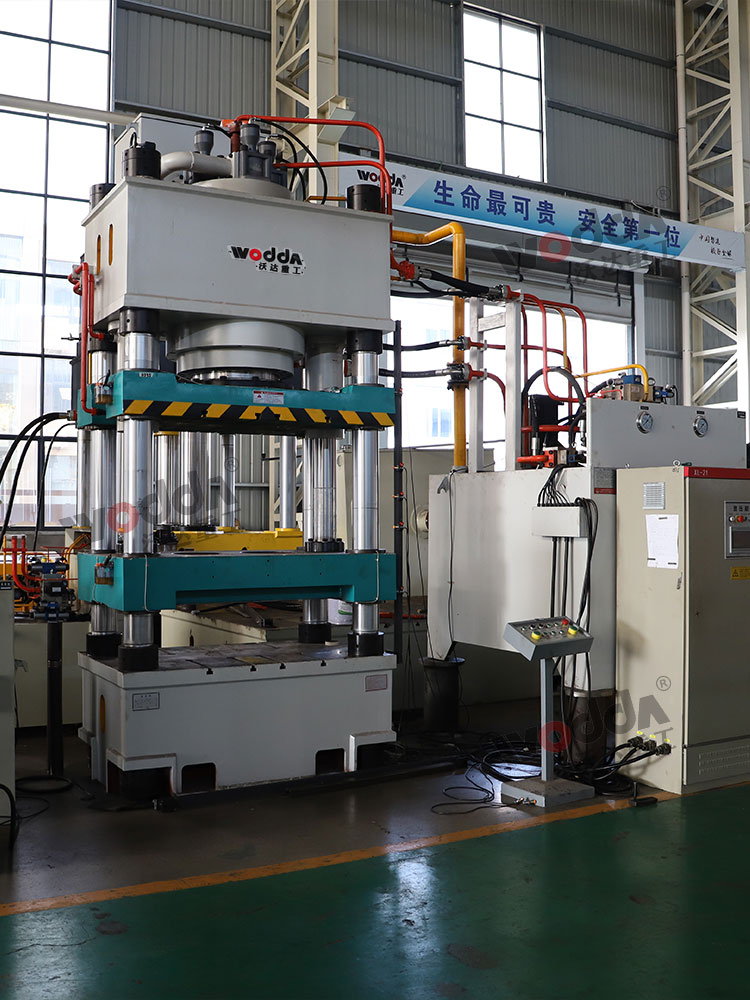 630噸四梁(liang)四柱液壓(yā)機