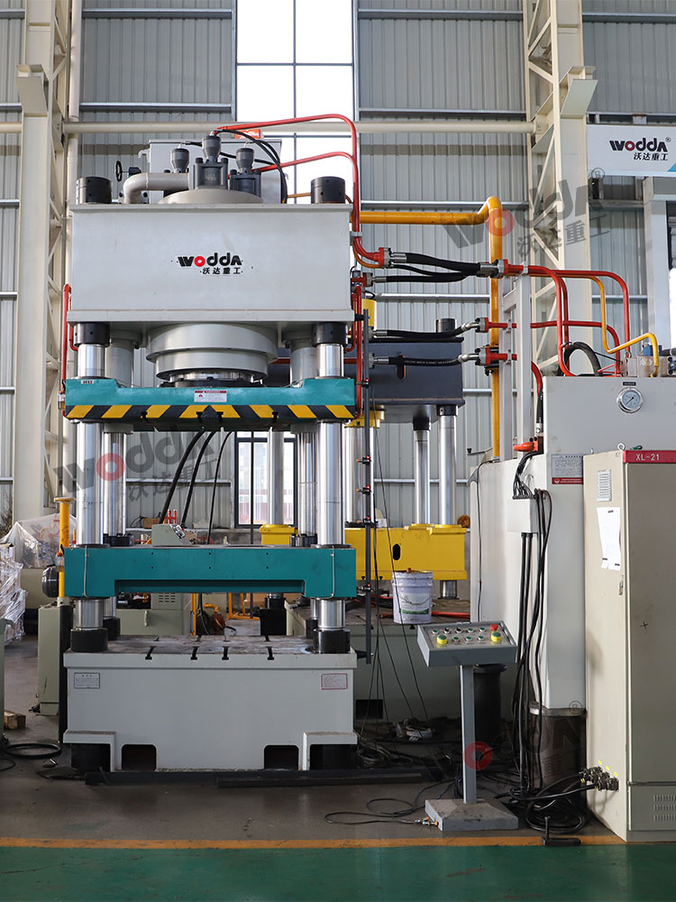 630噸牛羊(yang)舔磚液壓(ya)機車間試(shì)機