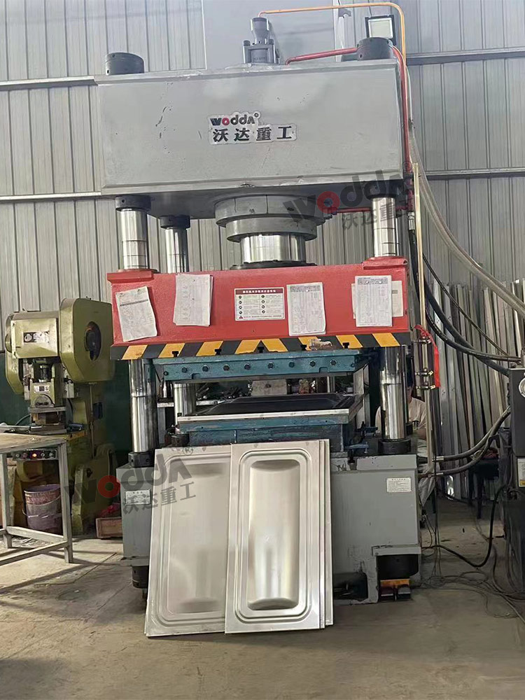 四(si)柱拉伸液壓機（不(bu)鏽鋼水箱闆）