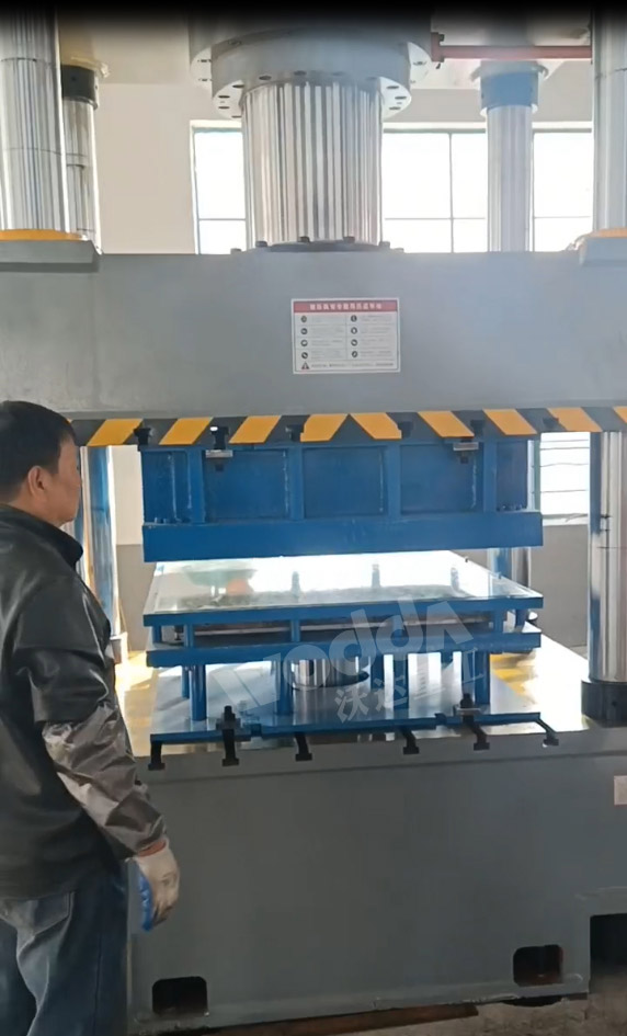 500噸液壓機拉(la)伸米字形不鏽鋼(gang)水箱闆 500噸液壓機(ji)拉伸米字形不鏽(xiù)鋼水箱闆